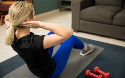 如何瘦肚子上的赘肉，女生减肚子的有效健康方法