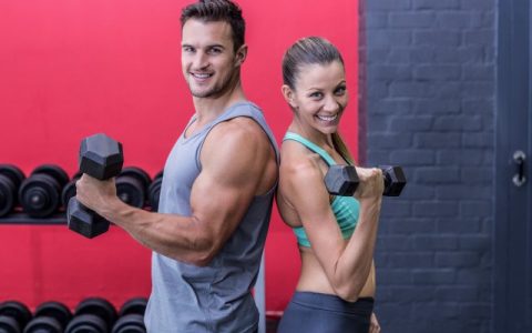 用哑铃锻炼手臂肌肉，，三种方法助你打造强劲臂力