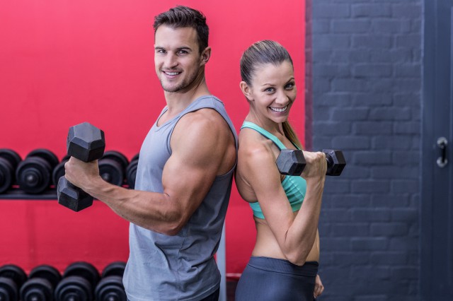 用哑铃锻炼手臂肌肉，，三种方法助你打造强劲臂力