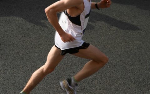 男生瘦臀图解，四招健身技巧帮你练出健硕身材