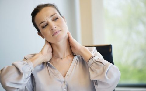 瑜伽拉长脖子，，告诉你应该如何做