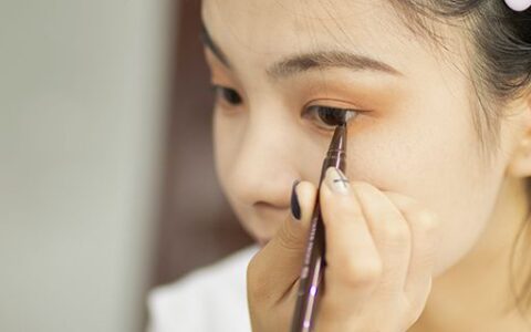 肿眼泡怎么贴双眼皮贴