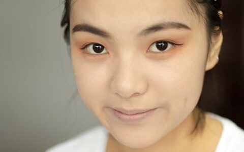 掌握冬季眼妆画法 冬天依然可以闪闪发光