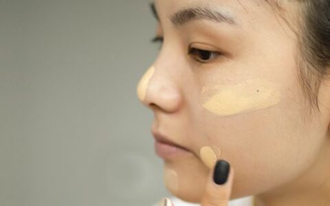 涂完粉底液后面部比较白皙 需要隔几分钟看效果