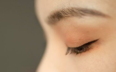 睫毛膏容易沾染怎么办