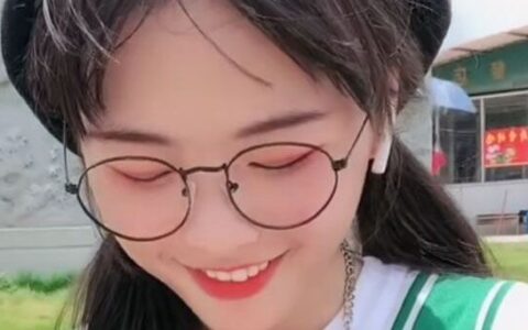 网红陈逗逗被称为快手眉毛杀 妆容更显甜美