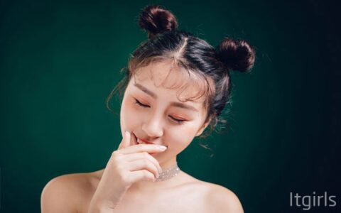 适合90后女生的发型 半扎丸子头搭配小心机八字刘海更好看