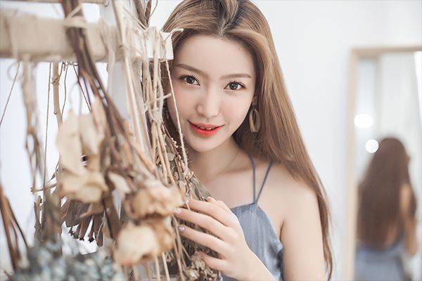 泡沫染发会爆顶吗 发根的位置要最后涂抹
