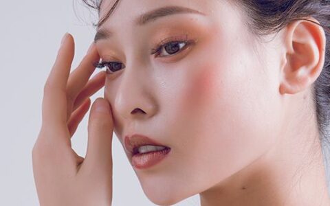 眼周皮肤怎么保养 使用眼部专用的护肤产品保养效果更好