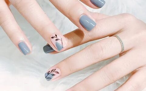 2020下半年最火的美甲色：霰灰色