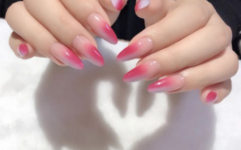 不要再小清新了！试试今夏最酷“辣妹风”美甲！