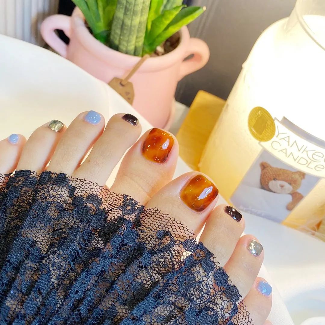 秋天了，琥珀色美甲可以安排了！