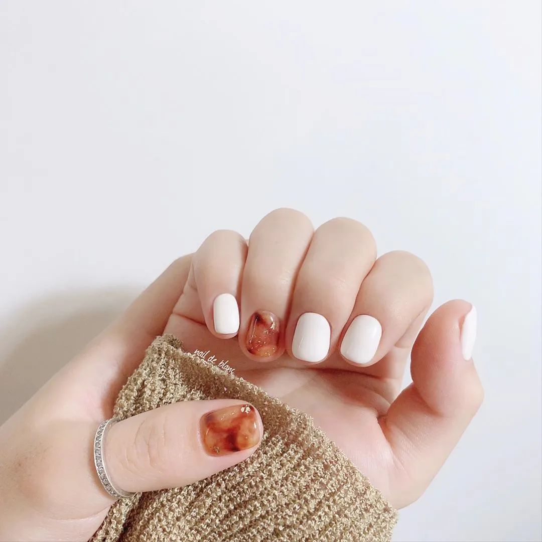 秋天了，琥珀色美甲可以安排了！