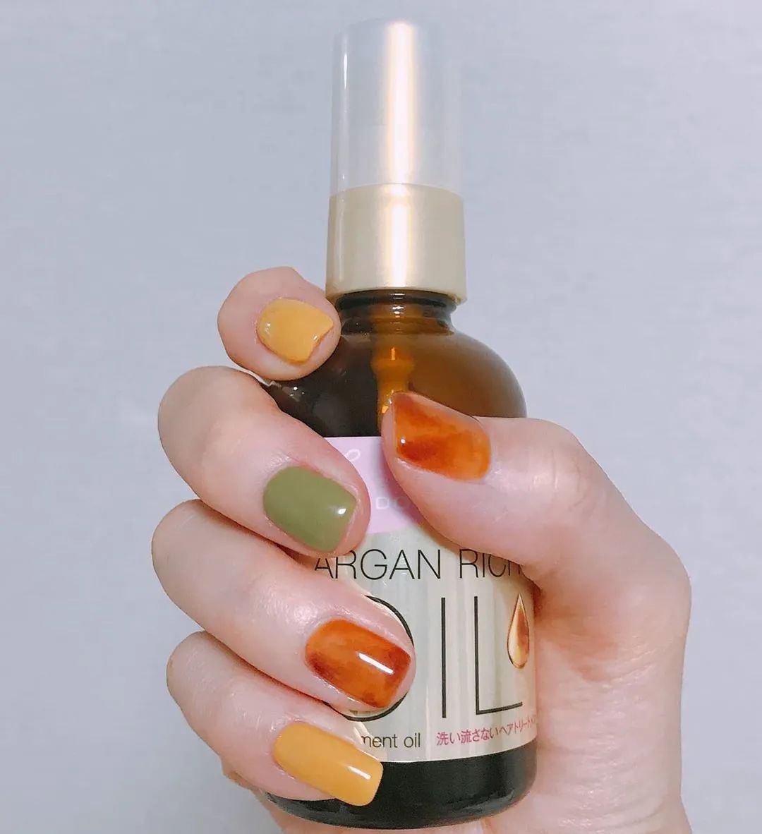 秋天了，琥珀色美甲可以安排了！