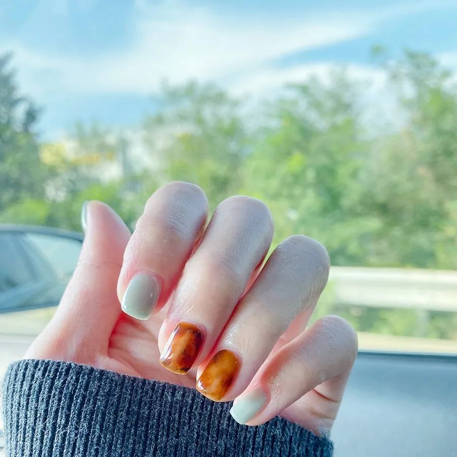 秋天了，琥珀色美甲可以安排了！