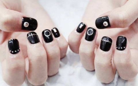2020新款黑色美甲照片 够酷够亮眼！