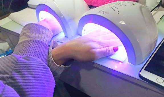  美甲灯会把手照黑吗？手被美甲灯照黑怎么恢复？