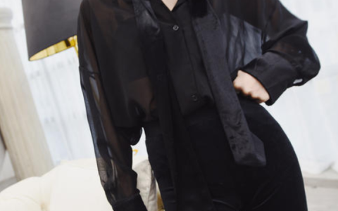 夏天的极简风怎么穿？黑白配永远是极简风的经典