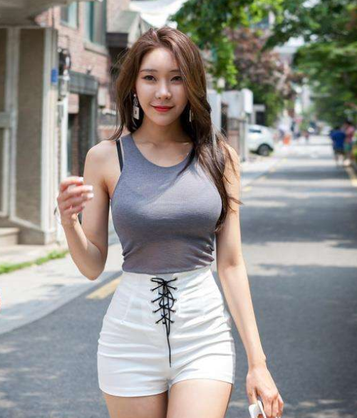  夏天白色短裤怎么搭配？白色短裤好看的搭配方法