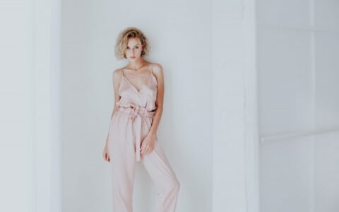 长时间缺爱的女人，往往有这几个表现