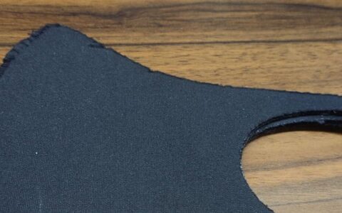 戴黑口罩显脸小 不仅美观还可以抵挡灰尘