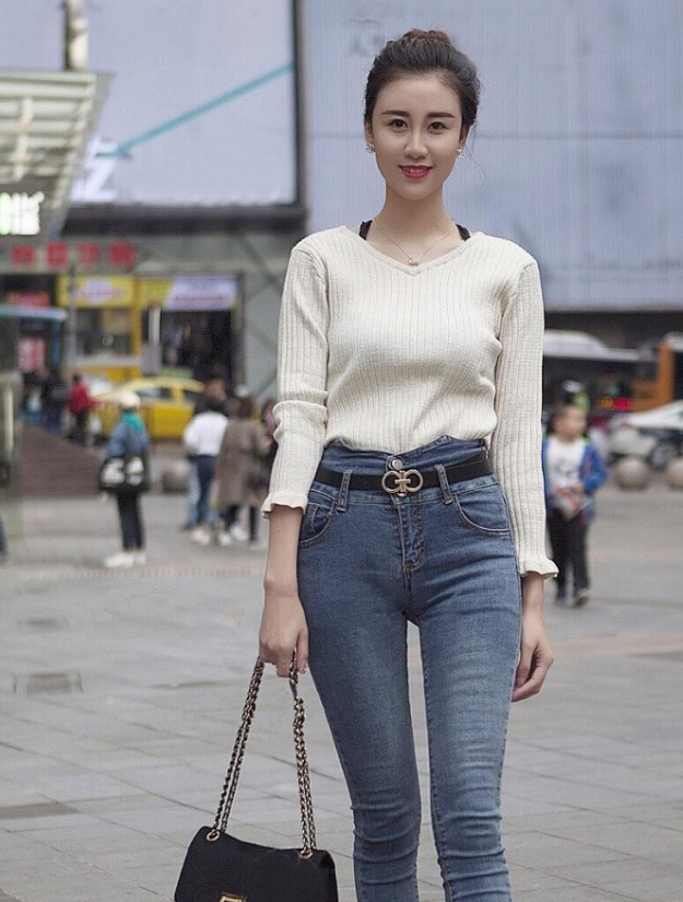  气质女生的初秋牛仔裤穿搭，休闲利落还显身材，值得借鉴