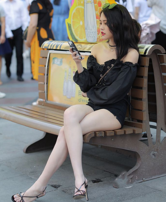  身材优势太明显？超短裤配凉鞋竟能穿出时尚感，厉害了