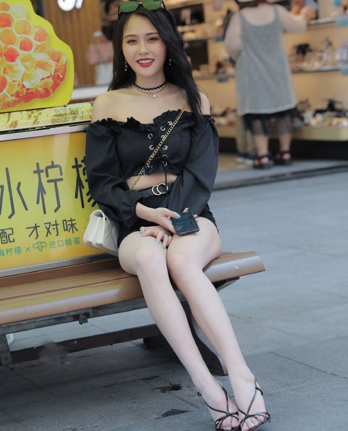  身材优势太明显？超短裤配凉鞋竟能穿出时尚感，厉害了