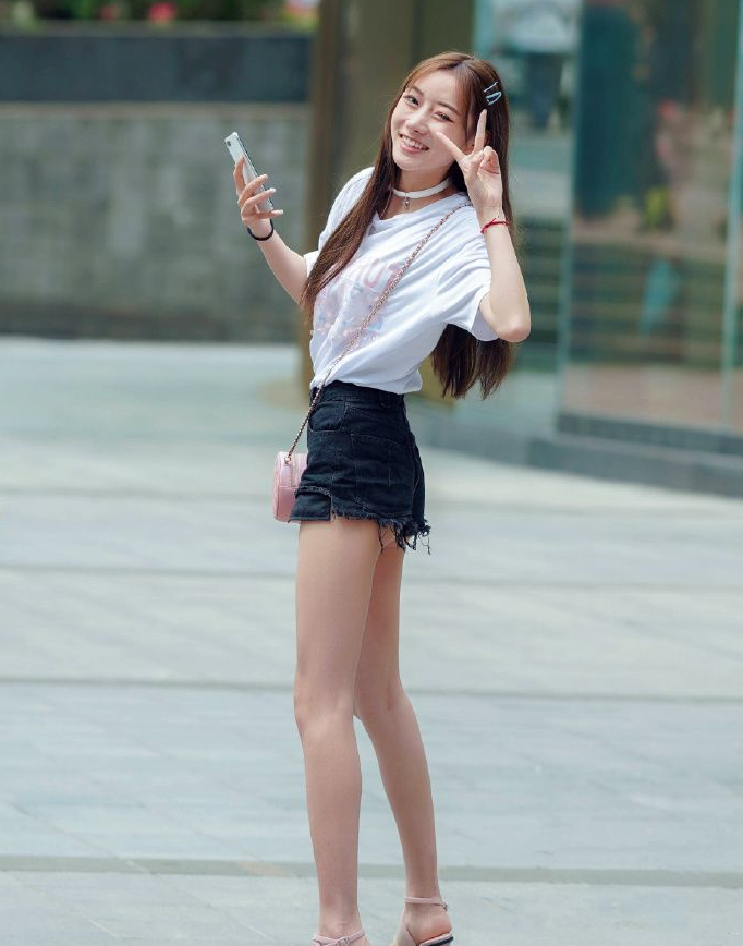  身材优势太明显？超短裤配凉鞋竟能穿出时尚感，厉害了