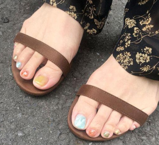  初秋美甲要来这些色 可盐可甜清新显白谁不想拥有？