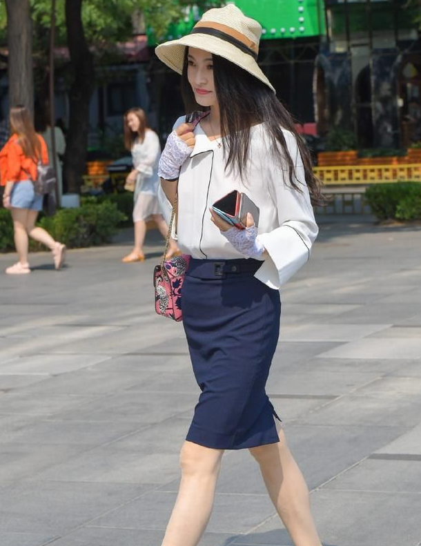  初秋时节怎么穿 选择时尚舒适的及膝裙穿搭，给你恰到好处的美