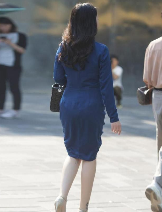  初秋时节怎么穿 选择时尚舒适的及膝裙穿搭，给你恰到好处的美