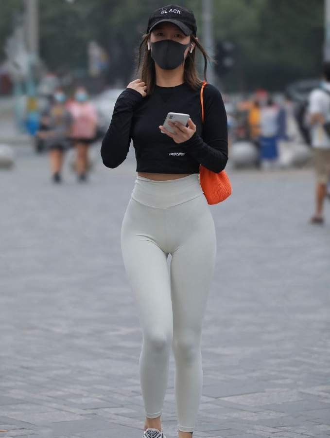  运动达人穿紧身瑜伽裤，秒变时髦精，曲线美太撩人