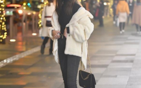 风度翩翩休闲又不失女人味，牛仔裤给你带来不一样的酷感