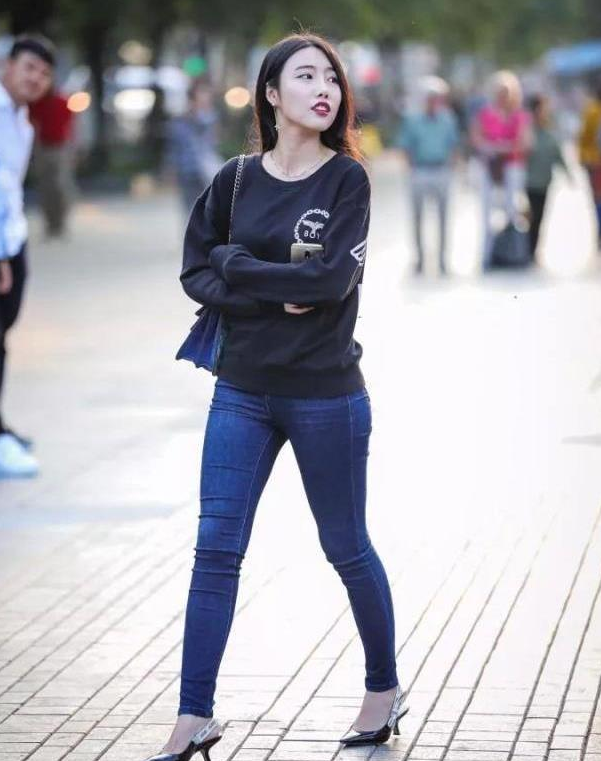  风度翩翩休闲又不失女人味，牛仔裤给你带来不一样的酷感