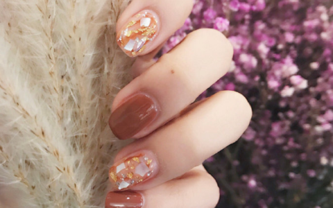 适合秋冬的酒红焦糖美甲 气质显手白 喜欢的美眉快做起来