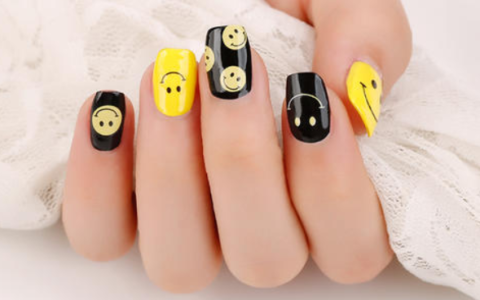 美甲贴纸伤指甲吗？美甲贴对身体有伤害吗