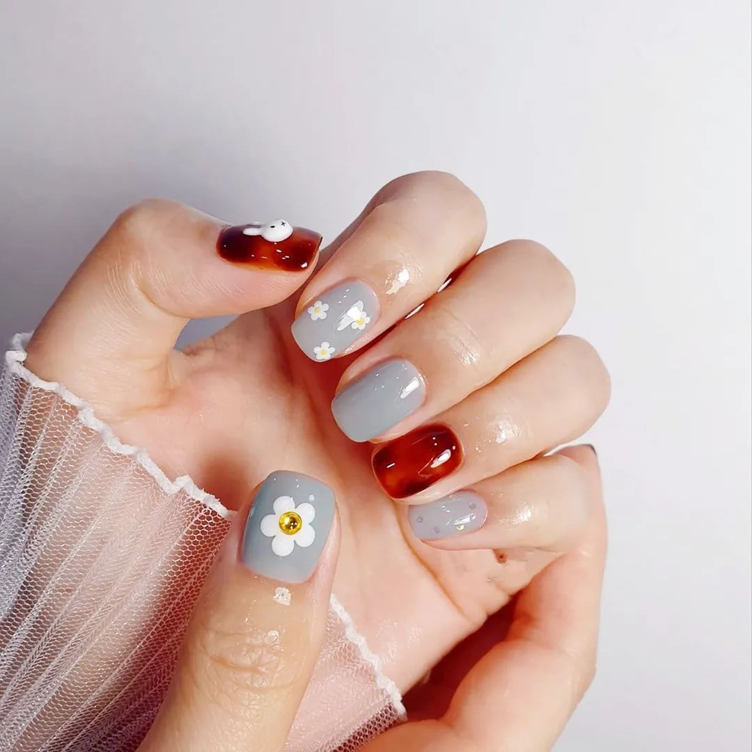 秋天了，琥珀色美甲可以安排了！