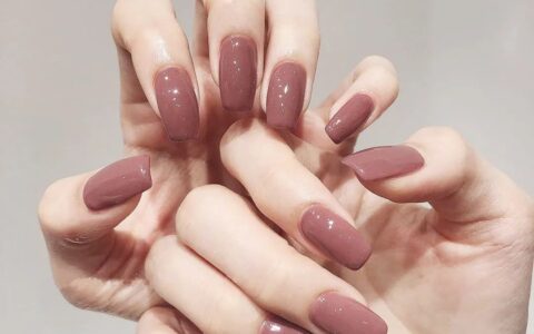 不如，让纯色系美甲承包你这个秋天