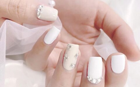 简约耐看的小碎钻美甲，超适合结婚