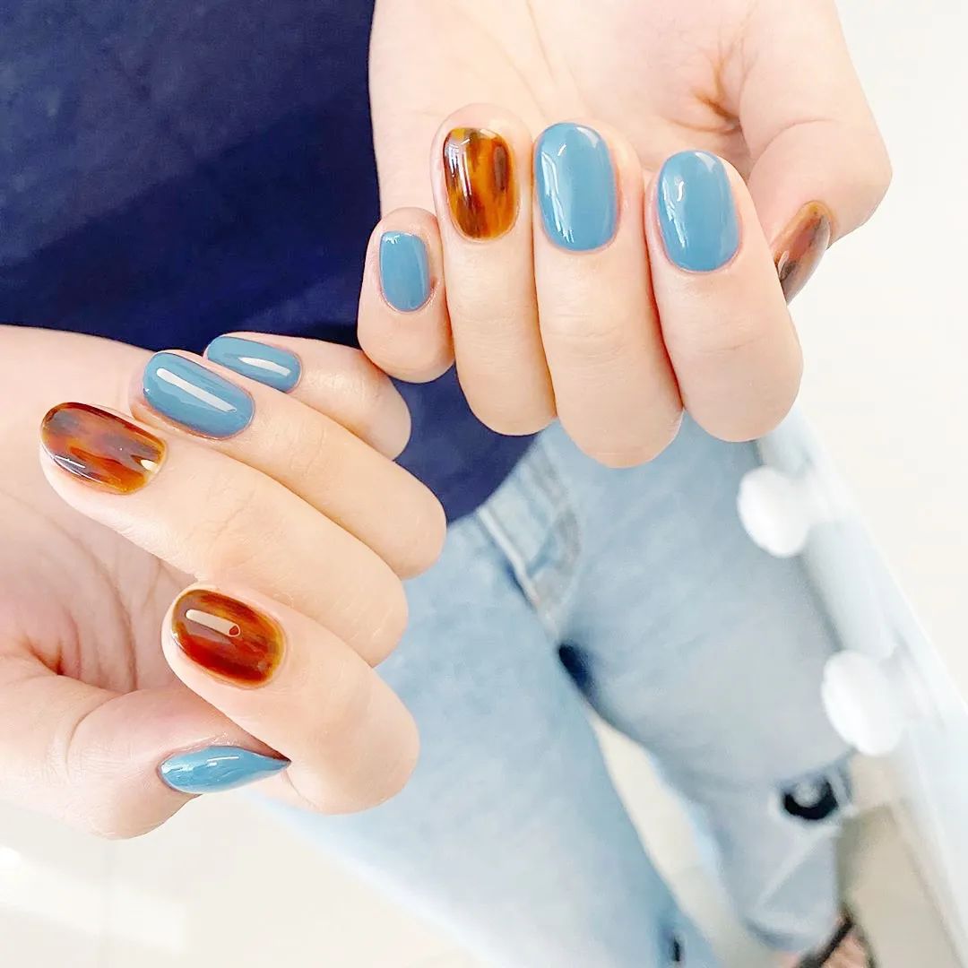 秋天了，琥珀色美甲可以安排了！