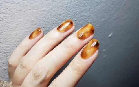 秋天了，琥珀色美甲可以安排了！