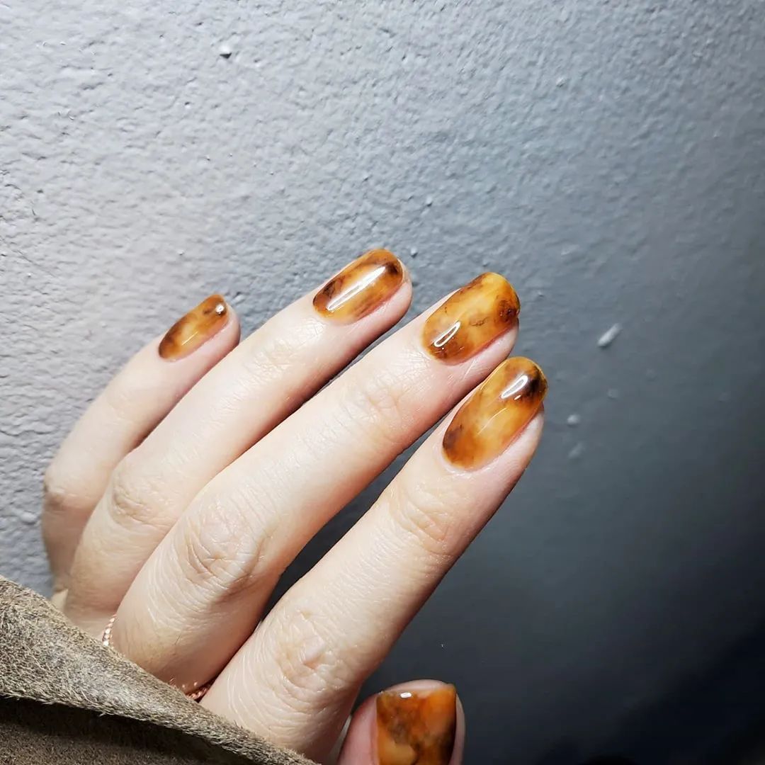 秋天了，琥珀色美甲可以安排了！