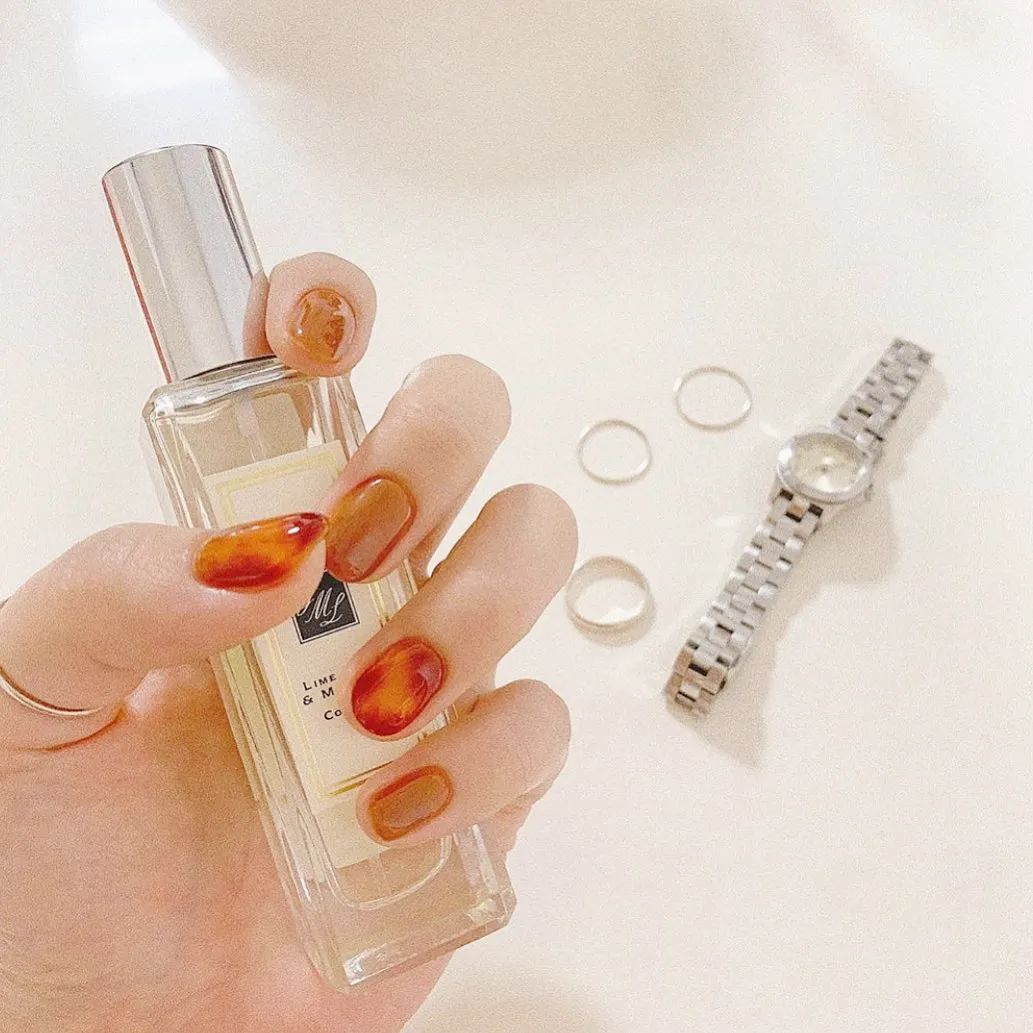 秋天了，琥珀色美甲可以安排了！