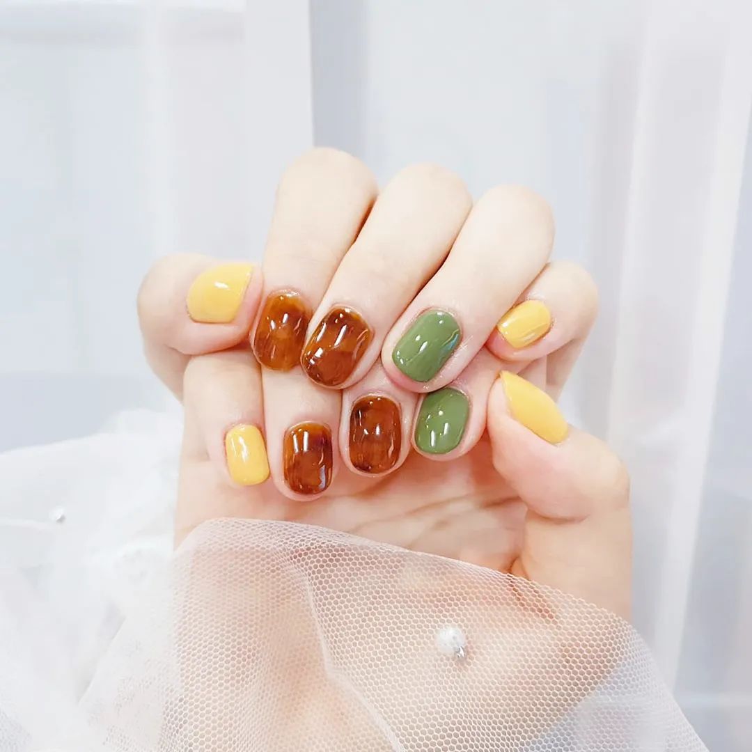 秋天了，琥珀色美甲可以安排了！
