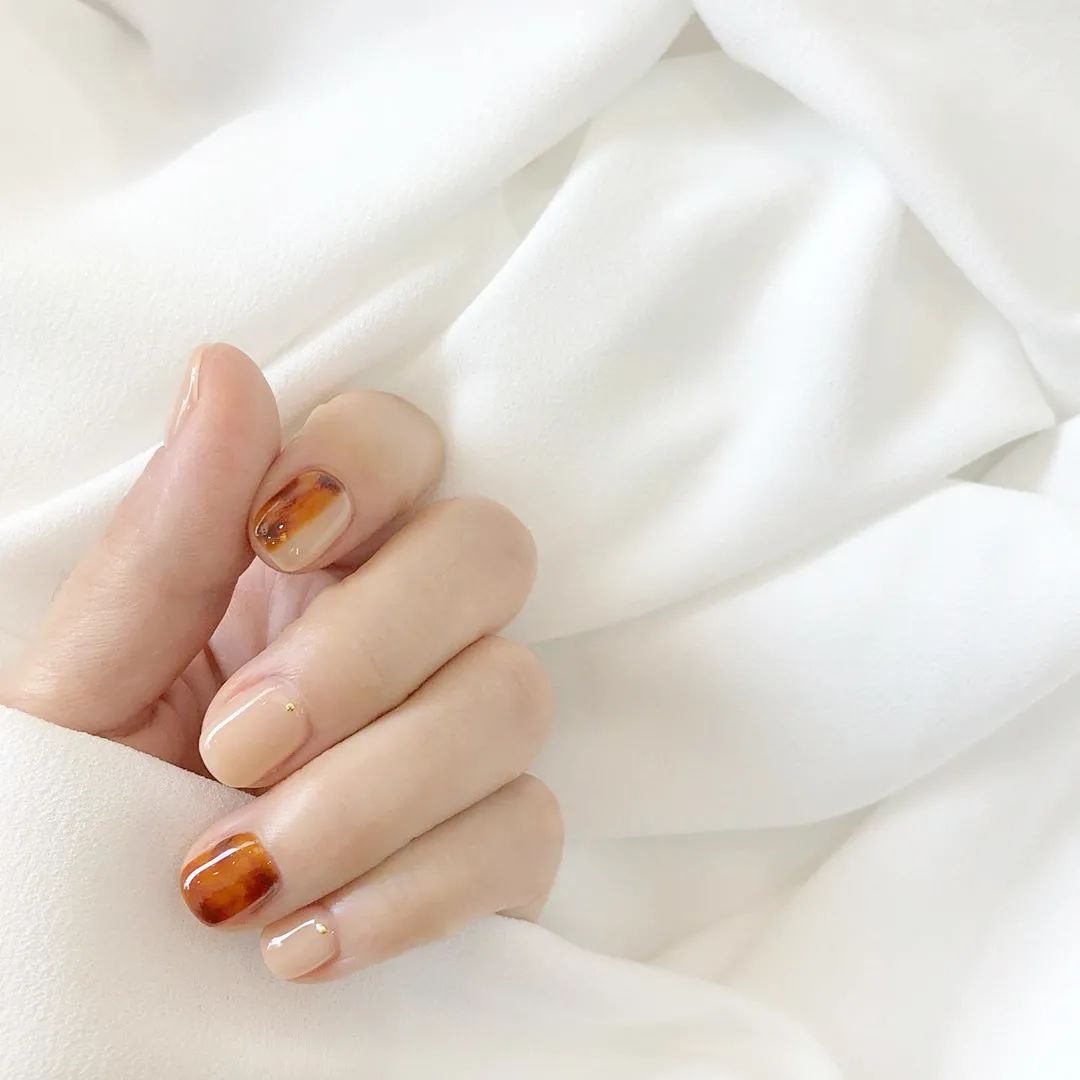 秋天了，琥珀色美甲可以安排了！