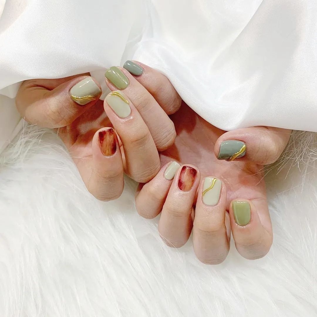 秋天了，琥珀色美甲可以安排了！