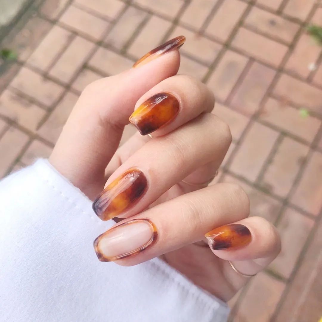 秋天了，琥珀色美甲可以安排了！