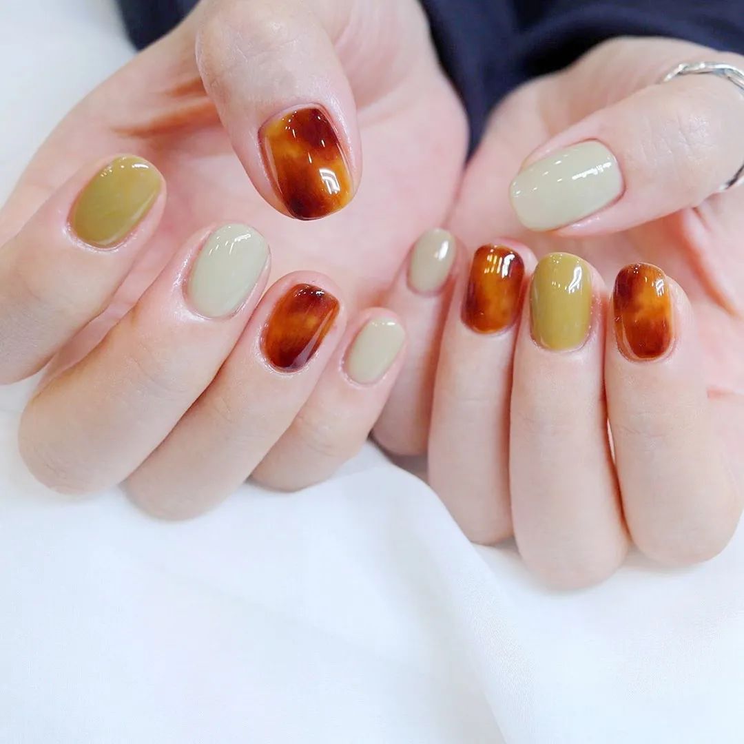 秋天了，琥珀色美甲可以安排了！