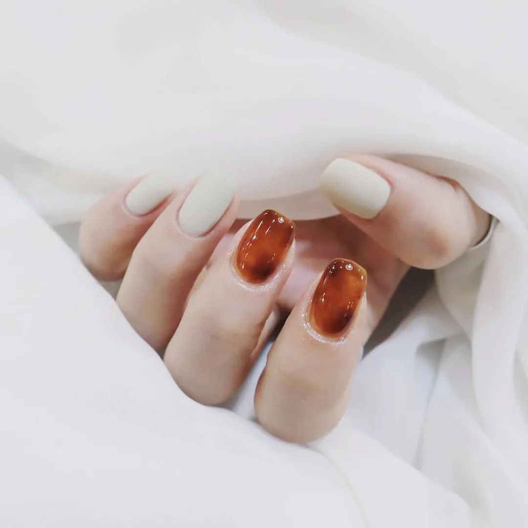 秋天了，琥珀色美甲可以安排了！